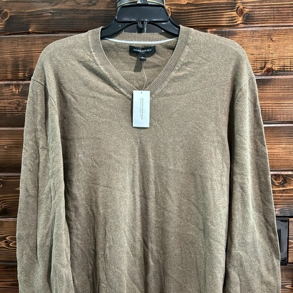 Banana Republic Men’s Sweater - Picture 2 of 12